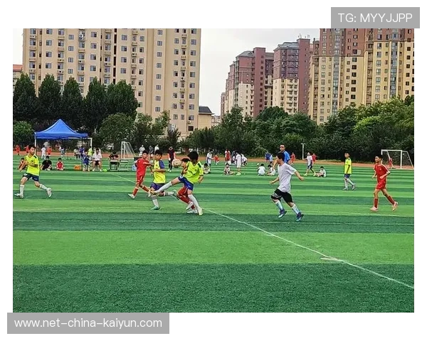 足球联赛在青训扶持中推动俱乐部间资源共享与联合训练营模式，足球青训俱乐部运营
